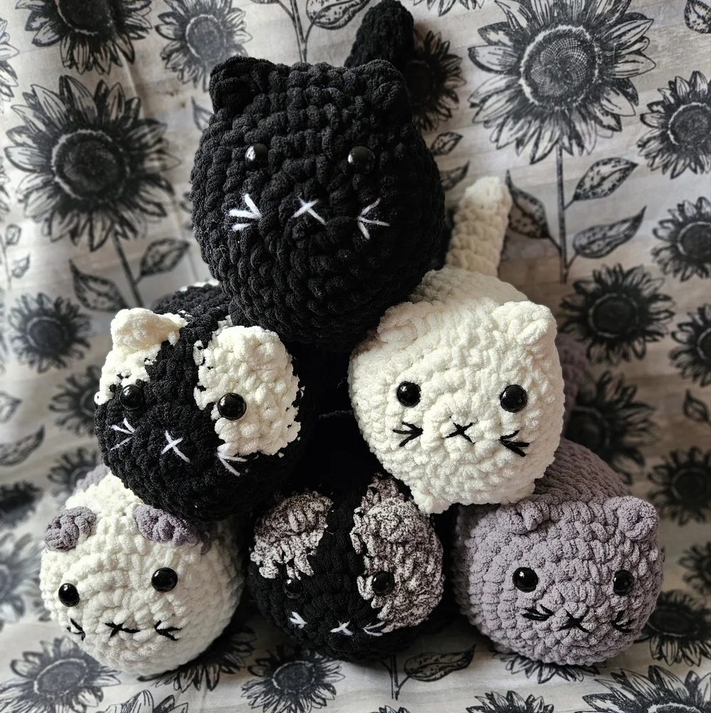 CUSTOM Crochet Chunky Loaf Cat Amigurumi - Picture 2 of 6